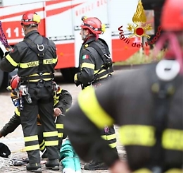 Cade da un lucernario durante un pigiama party: 14enne ferita