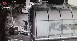 Incendiano mezzi a una ditta di trasporti concorrente per metterla in ginocchio: 4 arresti