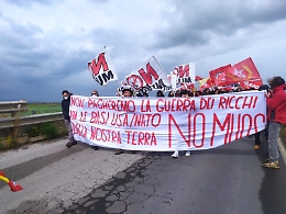 A Sigonella il presidio dei Comitati No Muos: "Via le basi Usa e Nato dalla nostra terra»