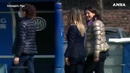 L'arbitra ucraina in campo con la bandiera del suo Paese