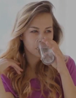 Bere acqua calda al mattino: scopri quali sono i benefici