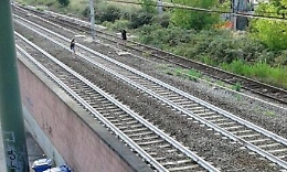 Uomo travolto e ucciso da un treno, attorno al cadavere migliaia di euro