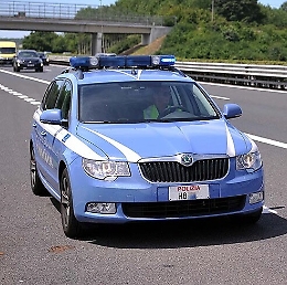 Ubriaco alla guida a zigzag lungo la Ct-Me: scattano denuncia e ritiro di patente
