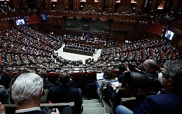 Applausi e polemiche per Zelensky alla Camera tra l'elogio di Draghi e alcune poltrone vuote