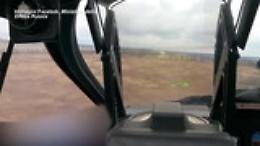 Ucraina, elicottero russo colpito dalla contraerea: il video dalla cabina di pilotaggio