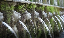 Acqua: un terzo si perde, il 28% non si fida a berla