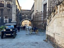 In via Crociferi carrozze, abiti e auto d'epoca per riprese de "La Stranezza"