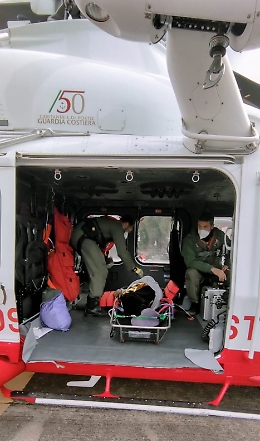 Donna incinta sta male sulla Ocean Vikings: soccorsa da elicottero della Guardia Costiera