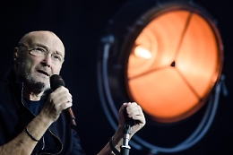 Phil Collins dice addio ai fan: «Non riesco più a suonare»