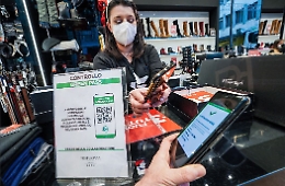 Covid, addio al supergreen pass e alle quarantene: ecco la road map verso la "normalità"