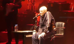 Phil Collins dice addio ai concerti: «Non riesco più a suonare»