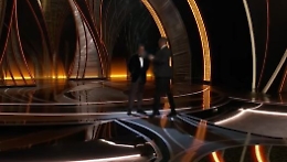 Oscar, Will Smith infuriato: schiaffo al comico che ironizzava sulla moglie