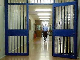 Milazzo, agente di polizia penitenziaria si spara davanti alla moglie