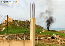 Appiccato incendio ai rifiuti abbandonati vicino al castello: la Polizia municipale avvia le indagini