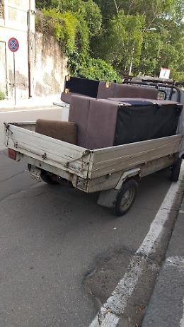 Divani e frigo abbandonati nel cassonetto, maxi multa a un 78enne