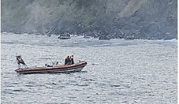 Fa il bagno col mare in burrasca, muore un tunisino salvo per miracolo il fratello