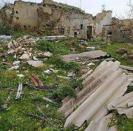 Da luogo di rinascita per il terremoto a ricettacolo di rifiuti pericolosi