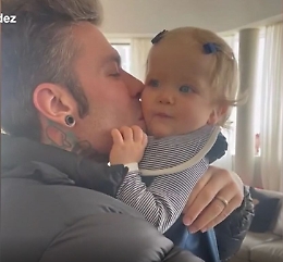 Fedez dimesso dal San Raffaele, torna a casa e riabbraccia i figli