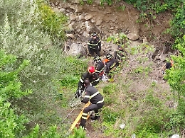 Si lancia da un cavalcavia a Lentini e muore
