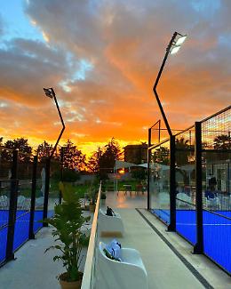 Tragedia al campo di Padel, sessantenne ha un malore mentre gioco e muore