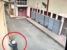 Denunciato il balordo che depredava le scuole di tablet e computer