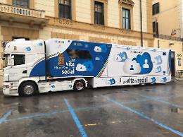 Approda in città "Una vita da social"