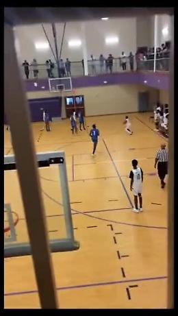 Usa, ragazzini circondano e picchiano arbitro di basket