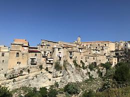 Rubate piastrelle antiche in un palazzo storico