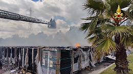 A fuoco pannelli solari stoccati all'Interporto