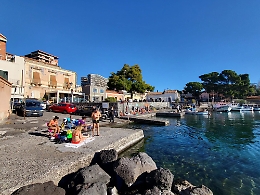 Anticipo d'estate in Sicilia: gente al mare tra tuffi e tintarella