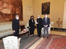 Mafia, l'olio della legalità consegnato all'arcivescovo di Catania