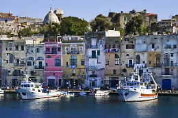 Procida 2022: su il sipario, il via aspettando Mattarella