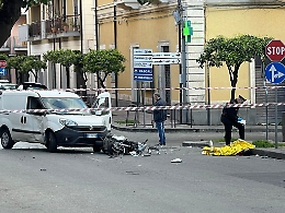 Finisce a terra con lo scooter dopo impatto con un furgone: morto 29enne a Riposto