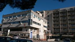 Operaio schiacciato da una pesante pedana: è grave