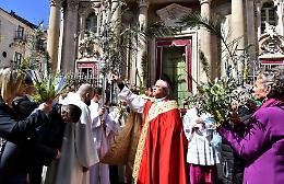 Domenica delle Palme a Catania: processione in piazza Duomo con monsignor Renna