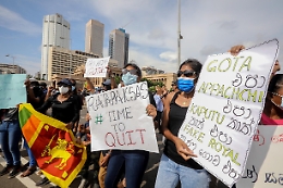 SriLanka: premier parler&agrave; a nazione, stop vendita carburante