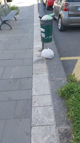 Catania, corso Italia: cestini stracolmi e rifiuti gettati per terra