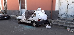 Catania: carcasse d'auto ricettacolo di rifiuti