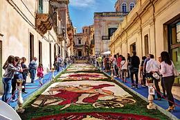 Noto, Infiorata a pagamento: 2,50 euro per i non residenti