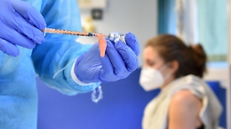 Covid, in Italia si affilano le "armi" per l'autunno: ipotesi vaccini anti-varianti per over 50