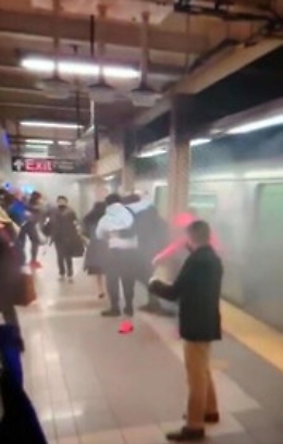 New York, panico e sangue nel vagone: "Pensavamo di morire"