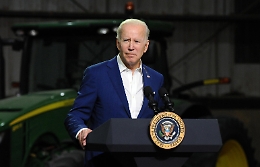 Artiglieria ed elicotteri americani in Ucraina, Biden: «Non molliamo ora»