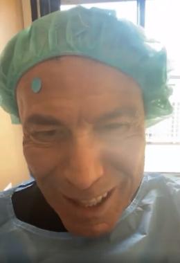 Antonello Venditti, video dall'ospedale: «Non potrò vedere la Roma, devo operarmi»
