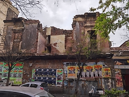 Catania: "Può un privato privare della normale decenza un intero quartiere?"