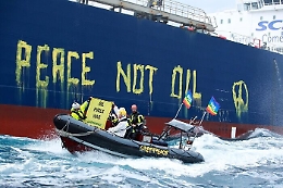 Petroliera russa al largo di Siracusa, la protesta di Greenpeace: "Peace not oil"