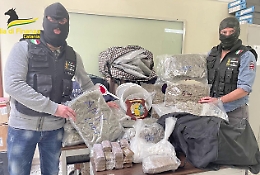 Trolley carichi di droga inviati dalla Spagna a Catania: due arresti