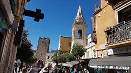 Taormina torna a brulicare di turisti: la pandemia &egrave; alle spalle