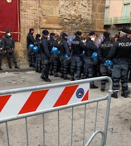 Processione del "Trunu" "sotto scorta" per minacce al vescovo. Fedeli indignati: "Vergogna"!