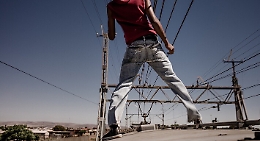 Sfide pericolose sul tetto del treno e con il fuoco: grave un 17enne, ustionato un 14enne