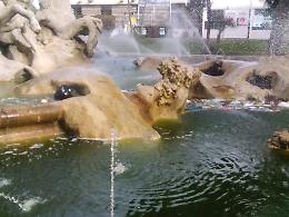 Catania: fontana di Proserpina usata come pattumiera